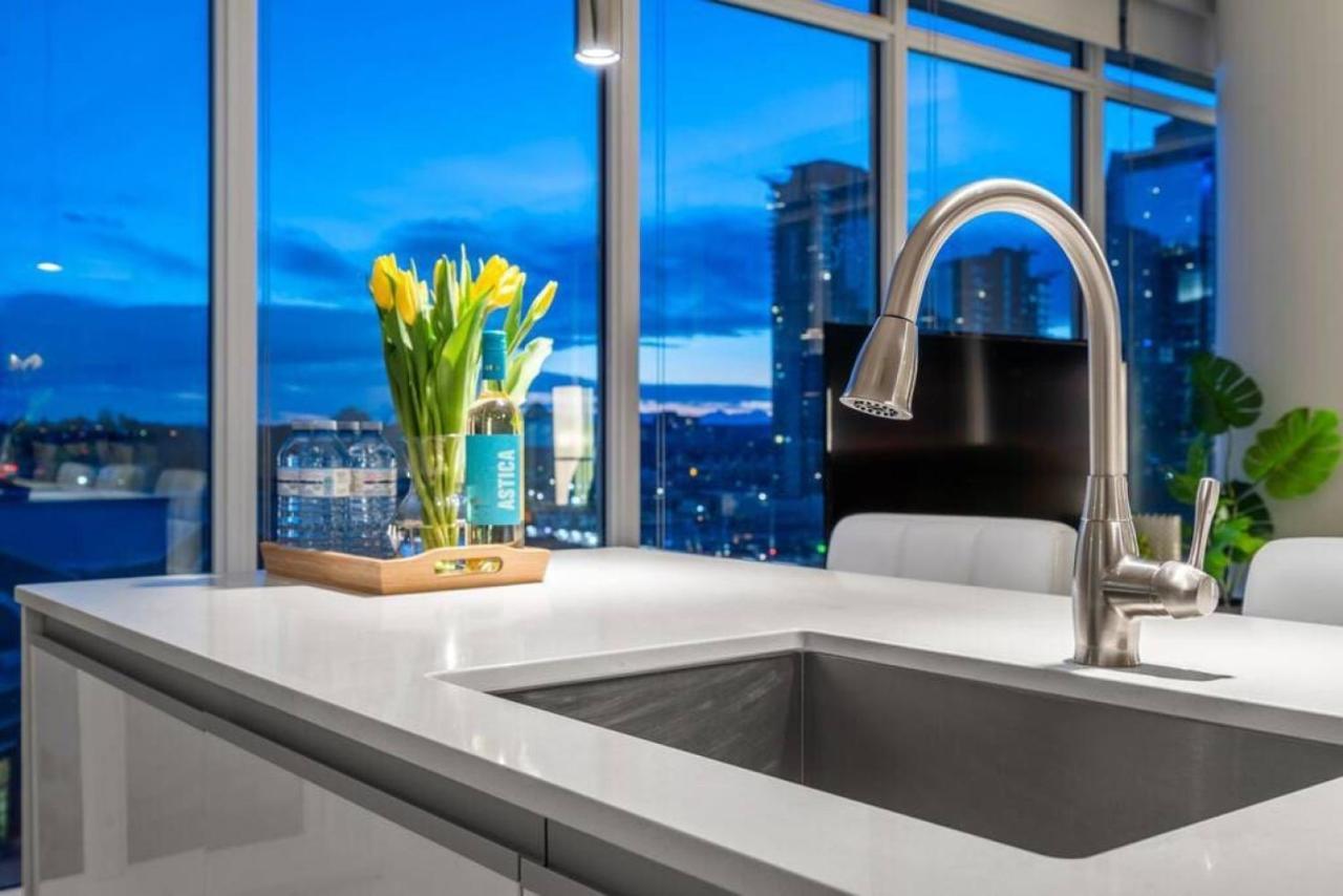 Luxury Apartment On The 9Th Floor Near Stampede, Complimentary Wine, 2 Car Ug Parking YYC 외부 사진